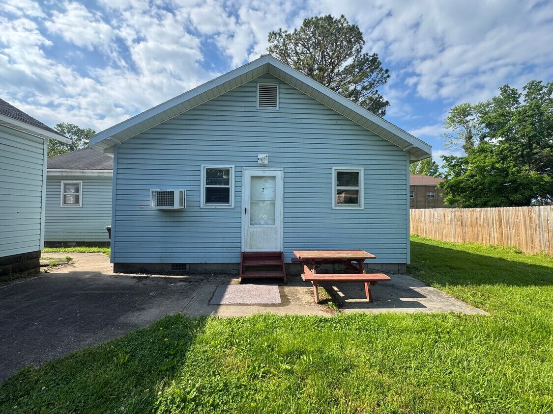 Primary Photo - 319 E College St