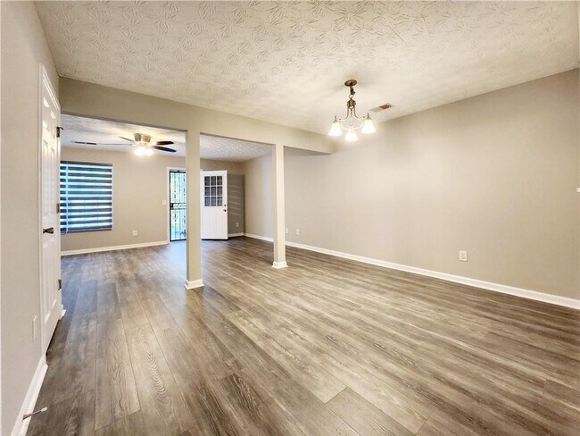 Building Photo - 2430 Piering Dr