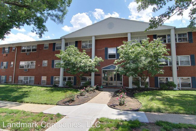 Foto del edificio - 220-250 W Sumner Ave