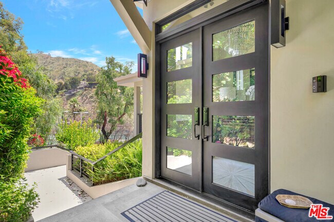 Building Photo - 3859 Rambla Pacifico St