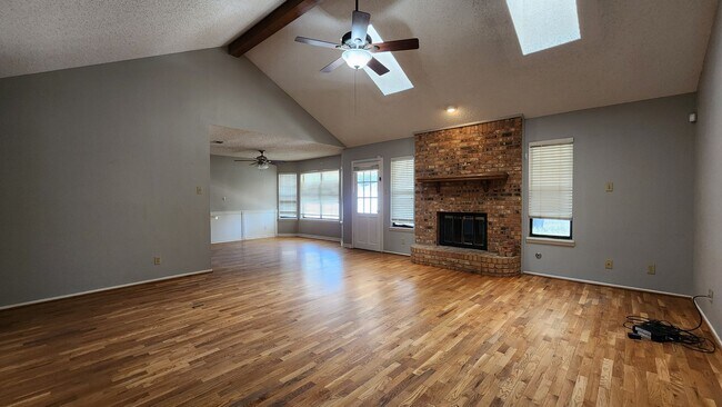 Building Photo - Elegant 3-Bedroom Home with Modern Kitchen...