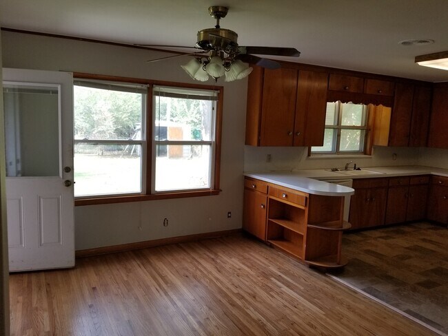 Foto del edificio - Midtown bungalow, beautiful hard wood floors, lots of natural light.