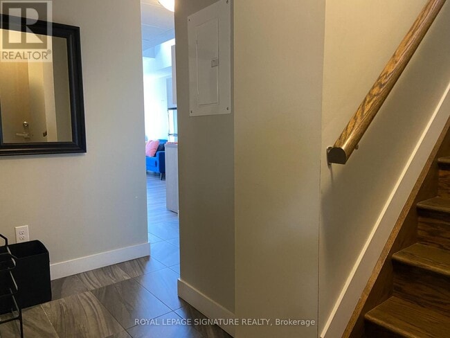 Building Photo - 335 College St