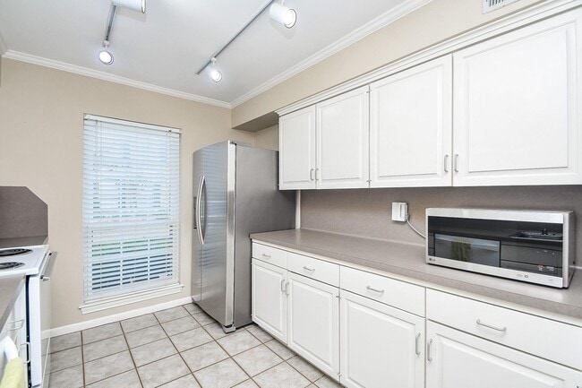 Building Photo - 6354 Del Monte Dr