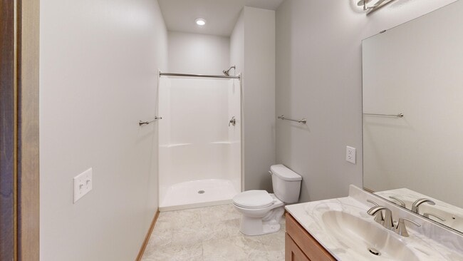 2 Bed/2 Bath Corner Bathroom - Howard Commons