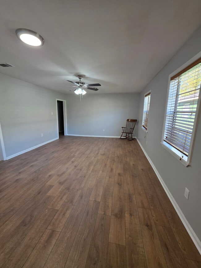 Sala de estar - 737 N 35th St