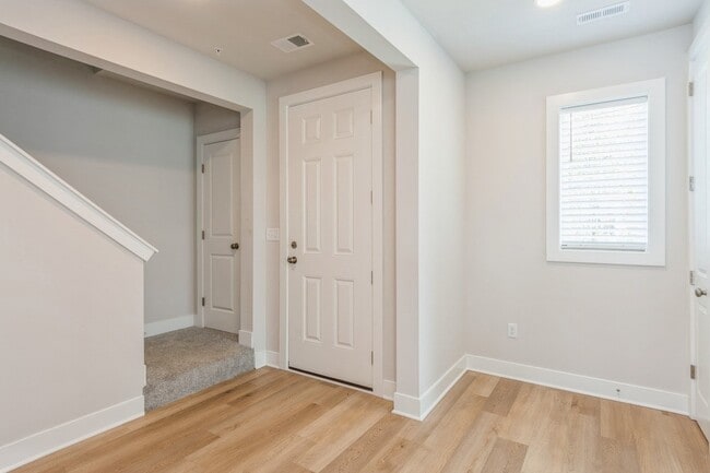 Building Photo - 701 Halcyon Ln