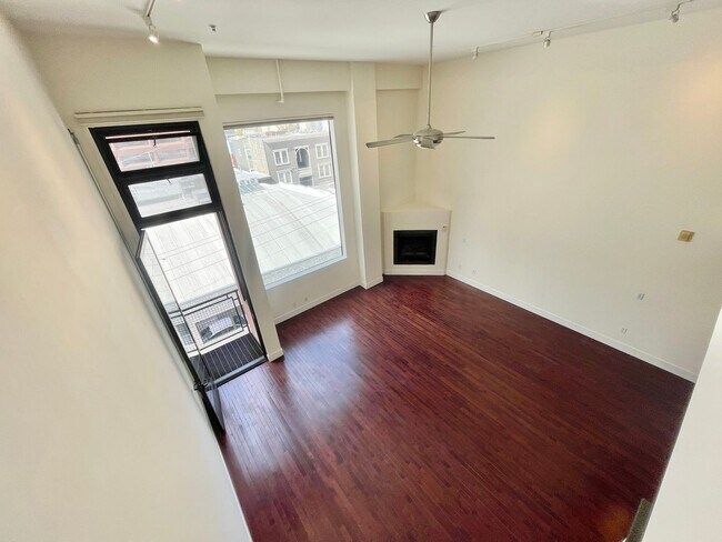 Foto del edificio - 1BR/2BA Spacious and Modern 2-Level View Loft!  Laundry! Storage! Pet! PROGRESSIVE