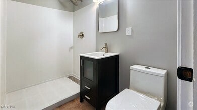 Building Photo - 223 Maplelawn Dr
