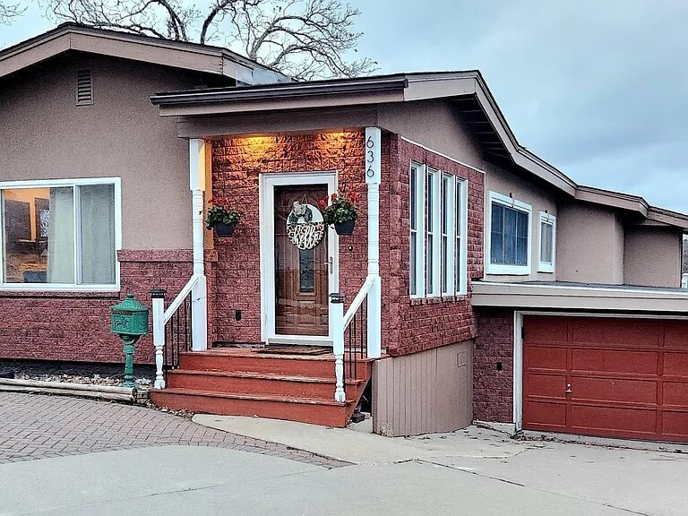 Primary Photo - 636 E Park Ave