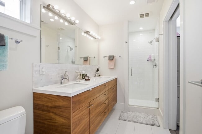 Building Photo - 28-B Charlotte Street- Amazing One Bedroom/Two Bathroom Freestanding Home