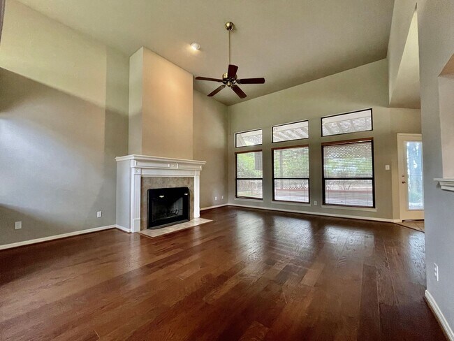 Foto del edificio - Elegant, Spacious Home Backing Up To Greenspace