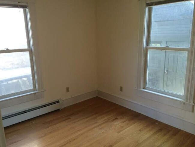 Building Photo - 343 College St