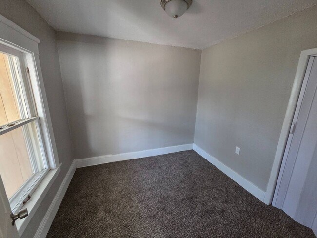 Foto del edificio - 3081 E 67th St