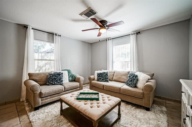 Foto del edificio - 305 N Ennis St