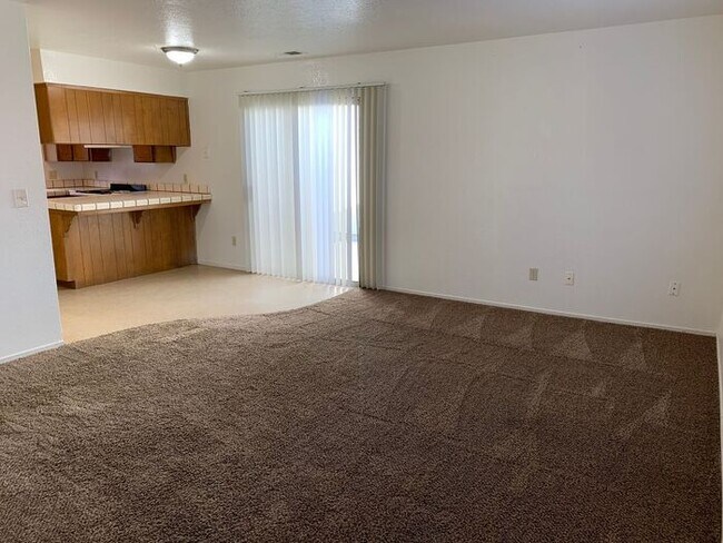 Building Photo - Tulare Apartment for Rent Available Now!