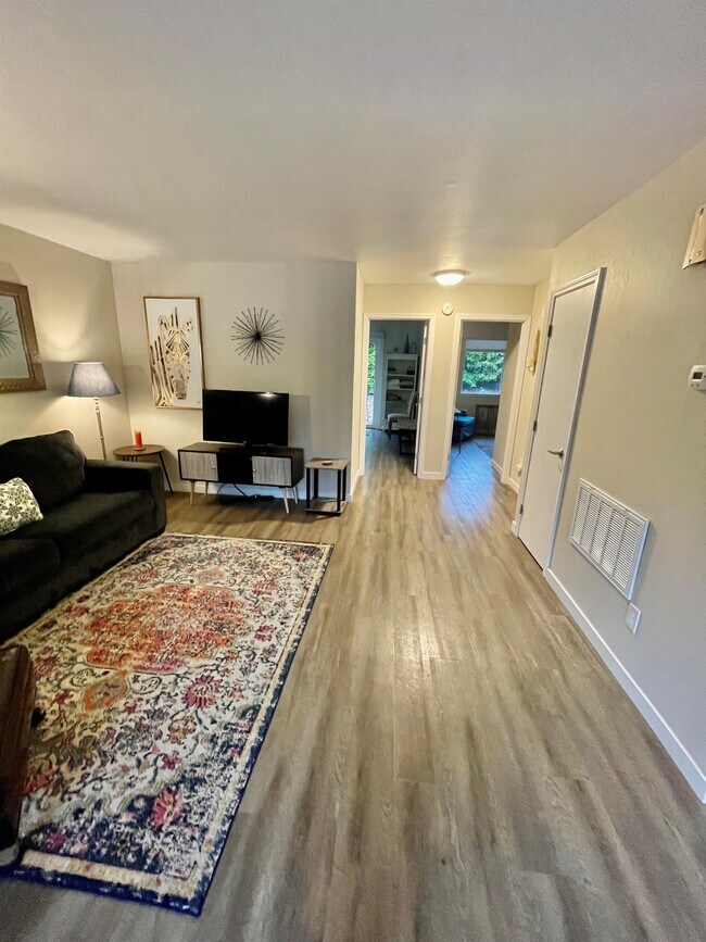 Building Photo - 744 Zion St