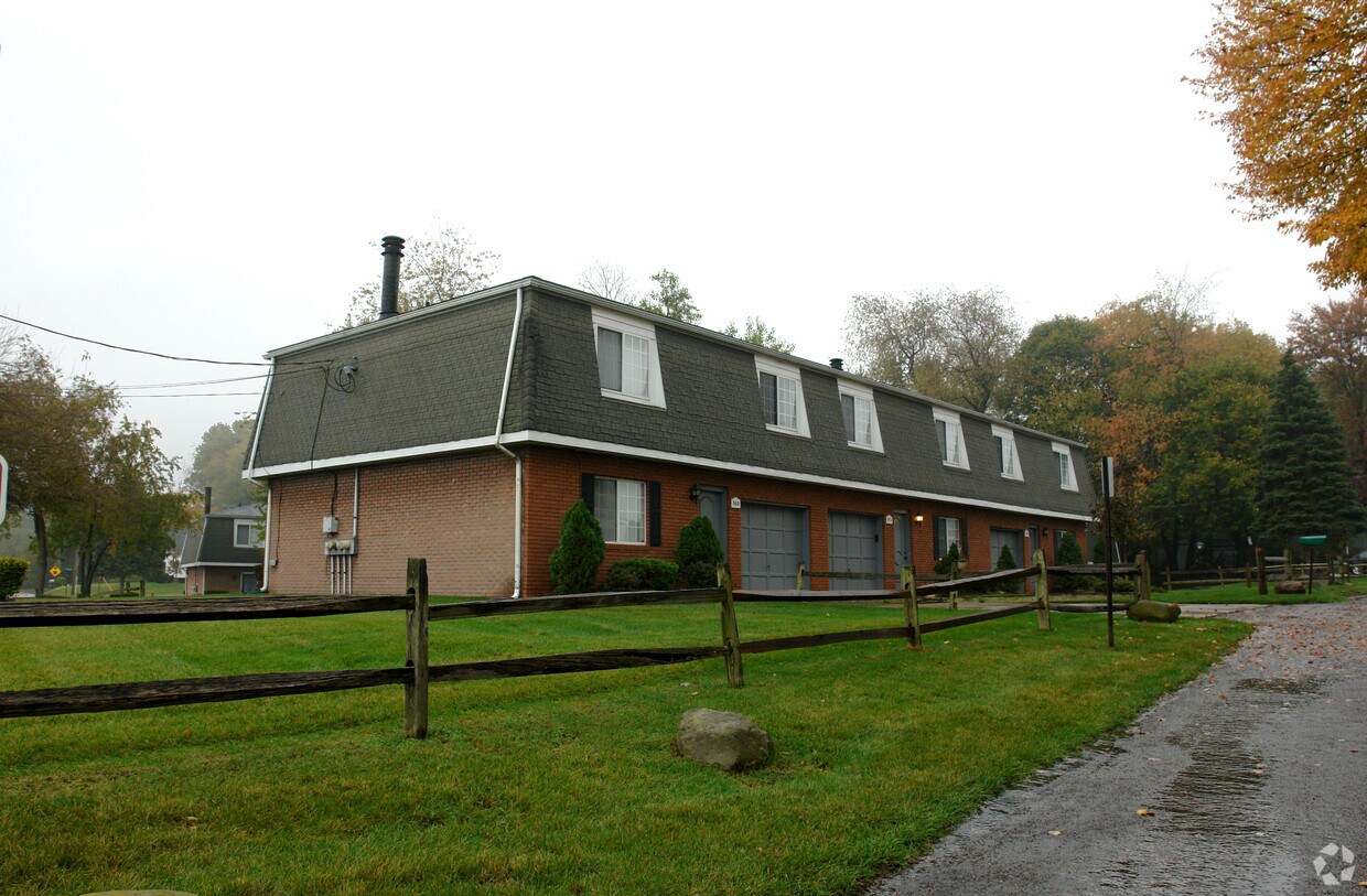 Building Photo - 552-579 Saunders Ave