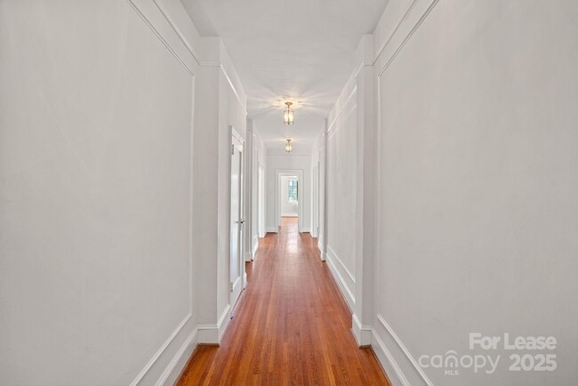 Foto del edificio - 301 W 10th St