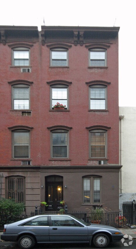 Primary Photo - 210 E 11th St