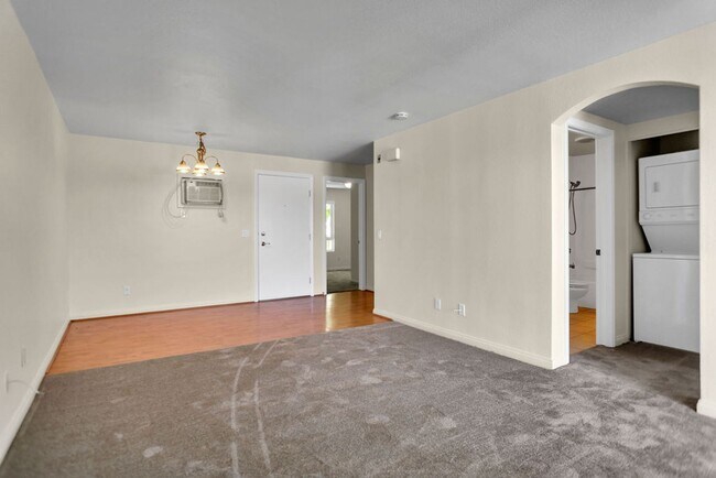 Building Photo - Available now! Great 2/1 condo close to SD...