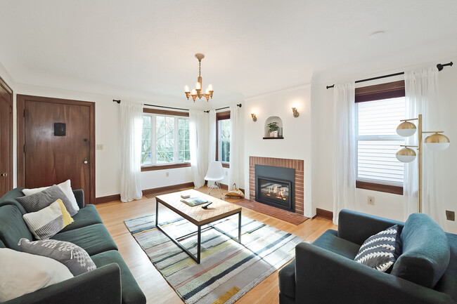 Building Photo - 2323 SE Pine St