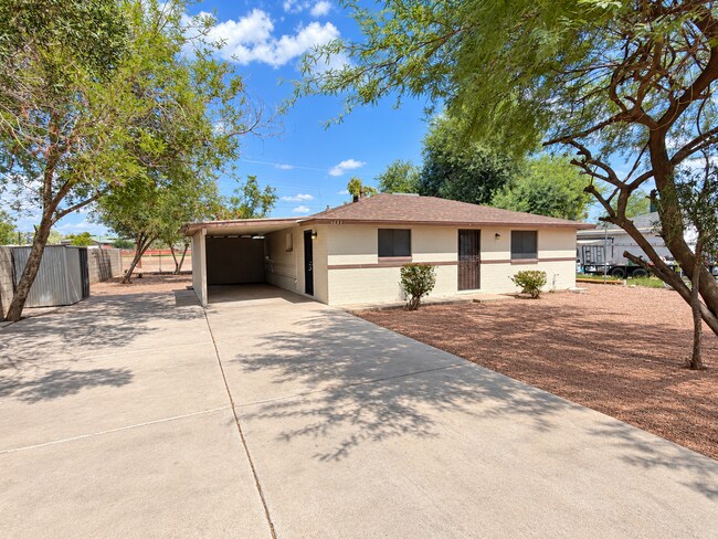 Foto del edificio - 3841 N 63rd Dr