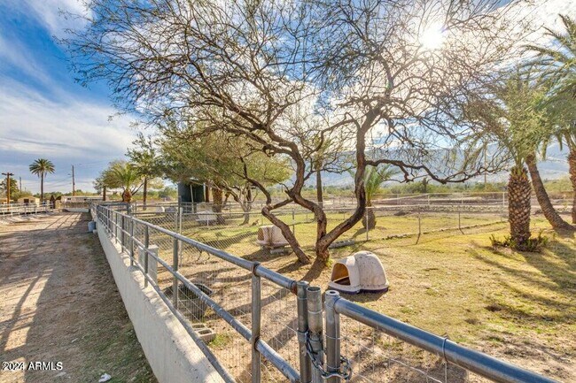 Foto del edificio - 3232 Carver Rd