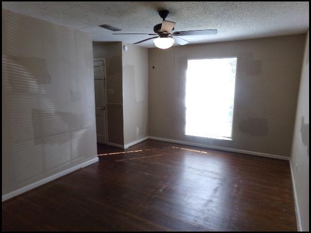 Building Photo - 8 Utica Ln