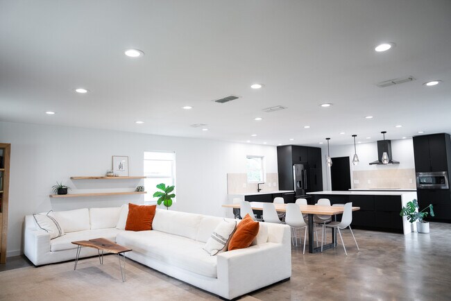 Foto del edificio - 637 N Bowen Rd