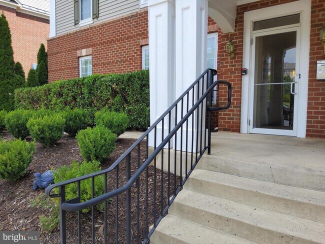 Building Photo - 12901 Clarks Crossing Dr