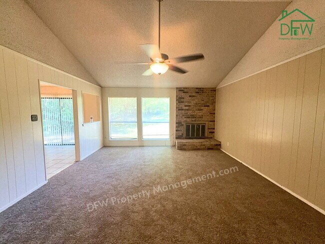 Foto del edificio - Spacious 3-Bed / 2-Bath Home with Large Fenced Backyard in Quiet Benbrook Neighborhood