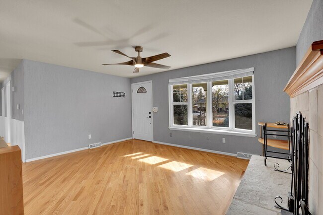 Building Photo - $2,895.00 - $300 OFF First Months' Rent - 5 Bedrooms, 2 Bathrooms, Single Family Home in Broomfie...