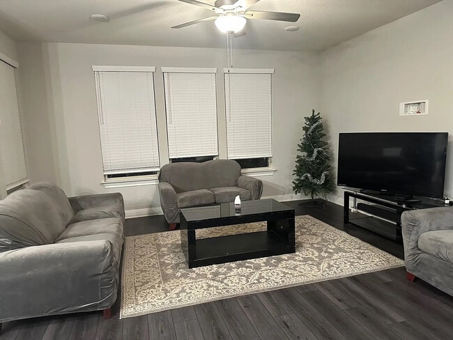 Foto del edificio - Room in House on Purple Heart Dr