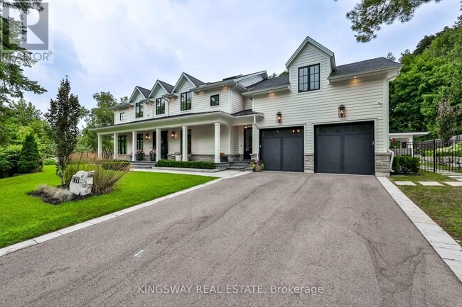 Building Photo - 993 Albertson Crescent
