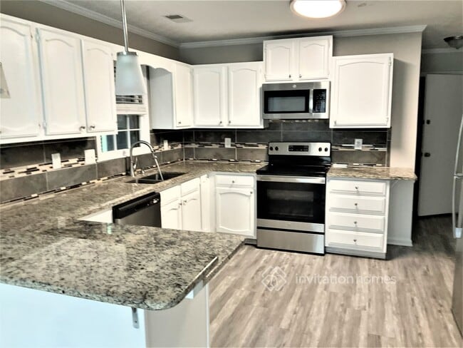 Building Photo - 2131 Crescentview Dr
