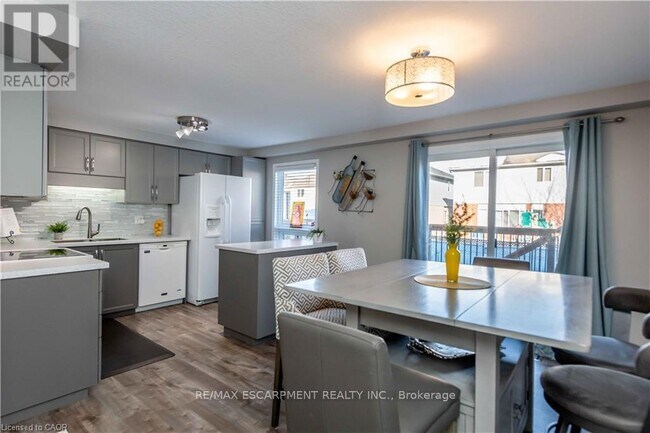 Building Photo - 136 Donnenwerth Dr