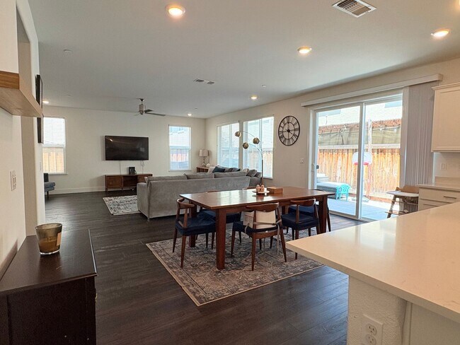 Foto del edificio - Beautiful 4 Bed 3 Full Bath Home with Sola...