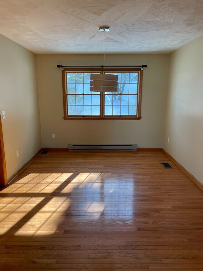 Building Photo - Spacious 3 Bedroom Ranch with finished bas...