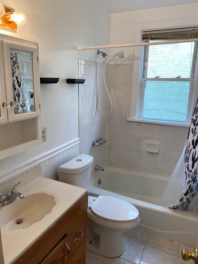 Building Photo - 515 12th St SE