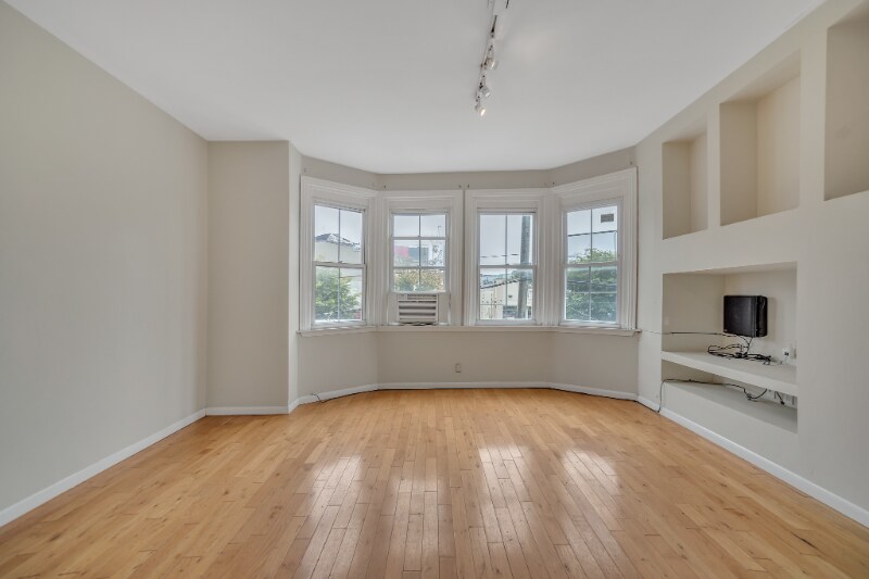 Foto principal - 32 W Girard Ave