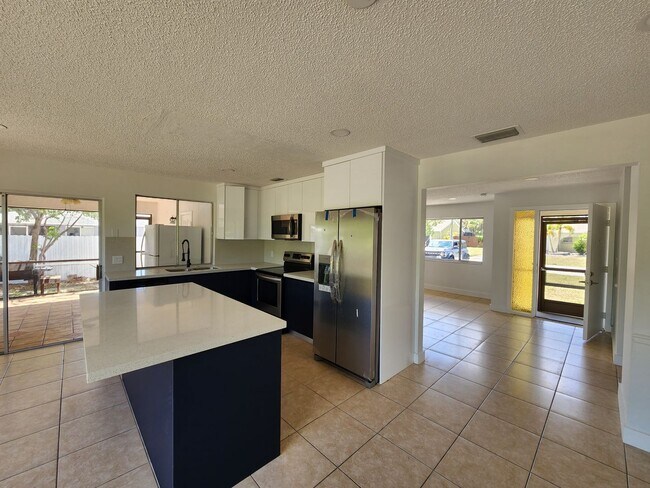 Foto del edificio - REMODELED 2 bedroom 2 bathroom in NE Cape Coral