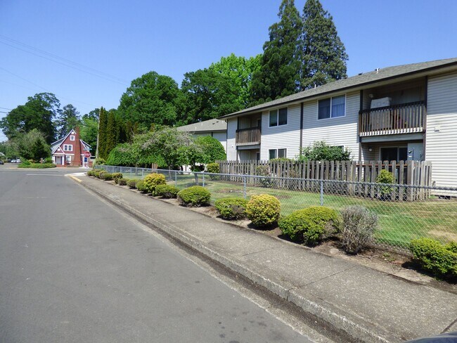 Foto del edificio - Rent Special: 1/2 Off April's Rent!! 2 Bedroom 1 Bath Unit NE Salem!