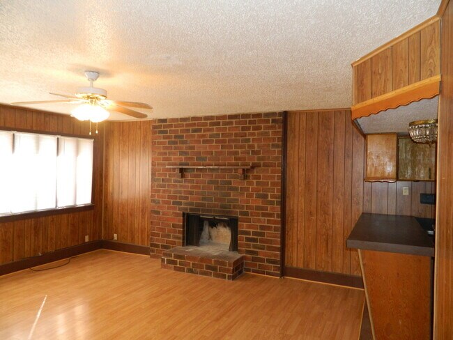 Foto del edificio - COMING SOON! Brick 3-Bed, 2-Bath with Fenc...