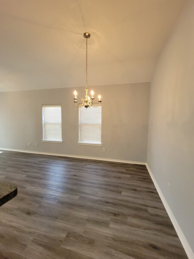 Building Photo - MOVE IN READY!!!!  DUPLEX IN BURLESON 2/2/1