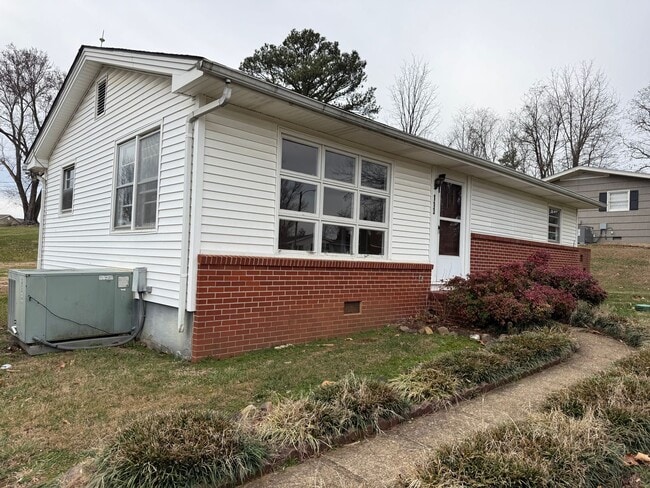 Building Photo - 3 Bedroom 1 Bathroom Home located in Greeneville, TN
