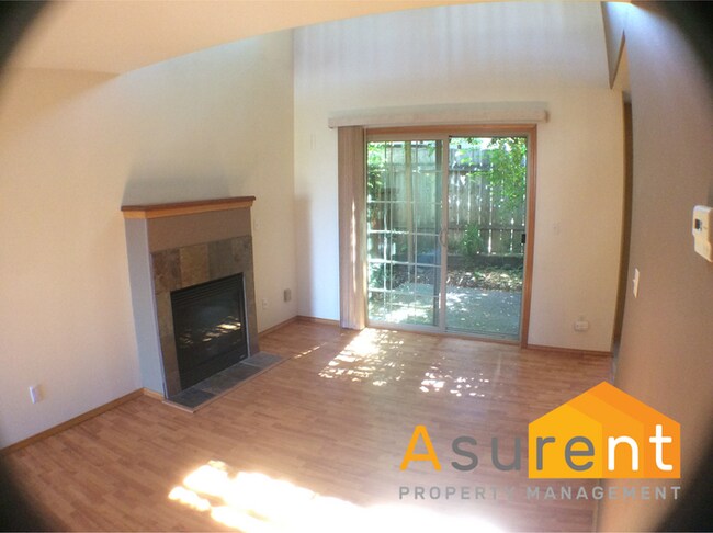 Foto del edificio - 2-Bedroom Townhouse Close to Hospitals, Great Private, Central Location!