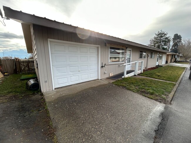 Building Photo - N. Columbus Ave Duplex - Krause