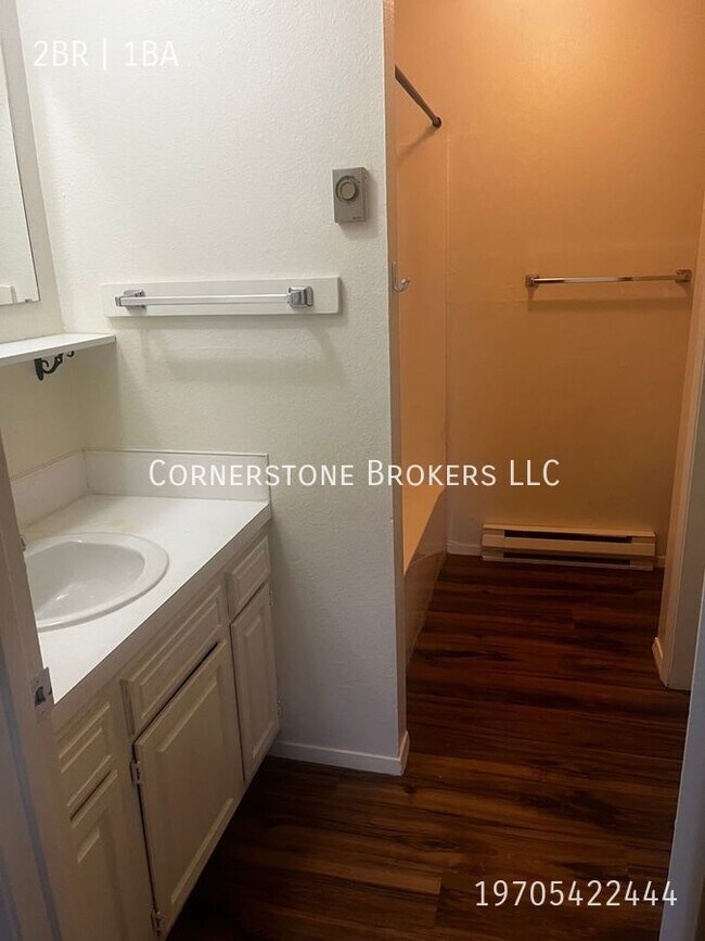 Building Photo - Comfortable Updated Two Bedroom Apartment!