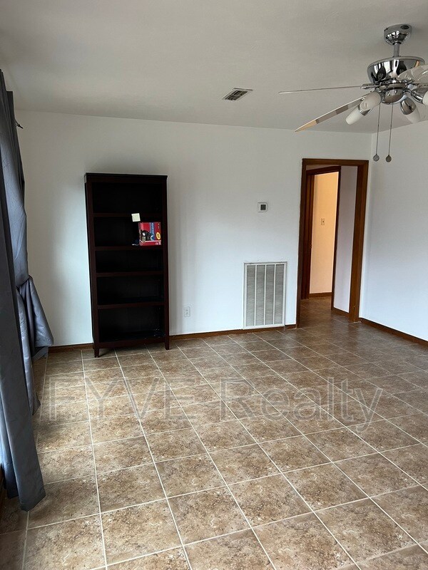 Building Photo - 4404 Tynemouth Dr